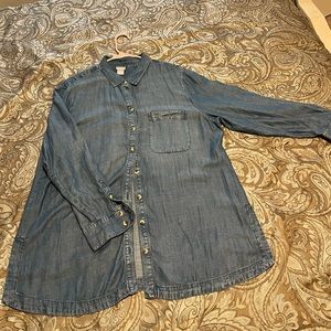 Sophisticated Chicos lightweight denim button front shirt in size 3P (Size 16P)